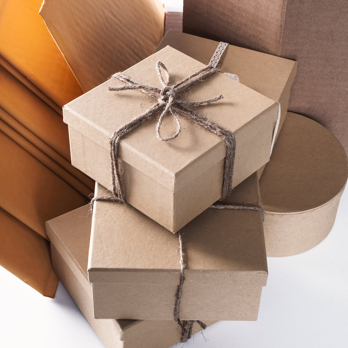 Nachhaltige Verpackungen aus braunem Recyclingkarton mit Juteband, ökologisch und plastikfrei verpackt