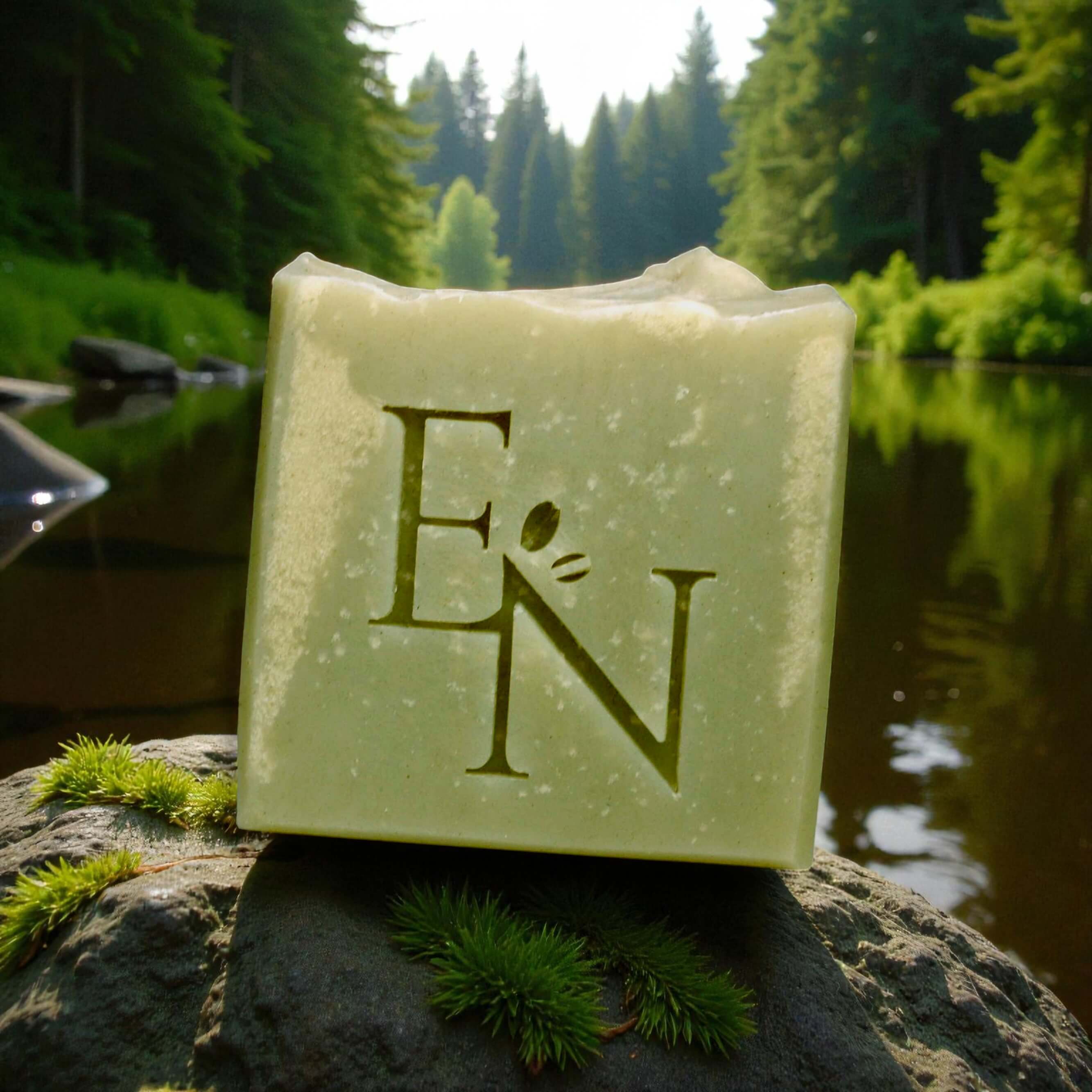 Esprit de Forêt Noir Seife auf Felsen am Waldfluss, natürliche Thalasso-Seife mit Edeltanne und Rosmarin