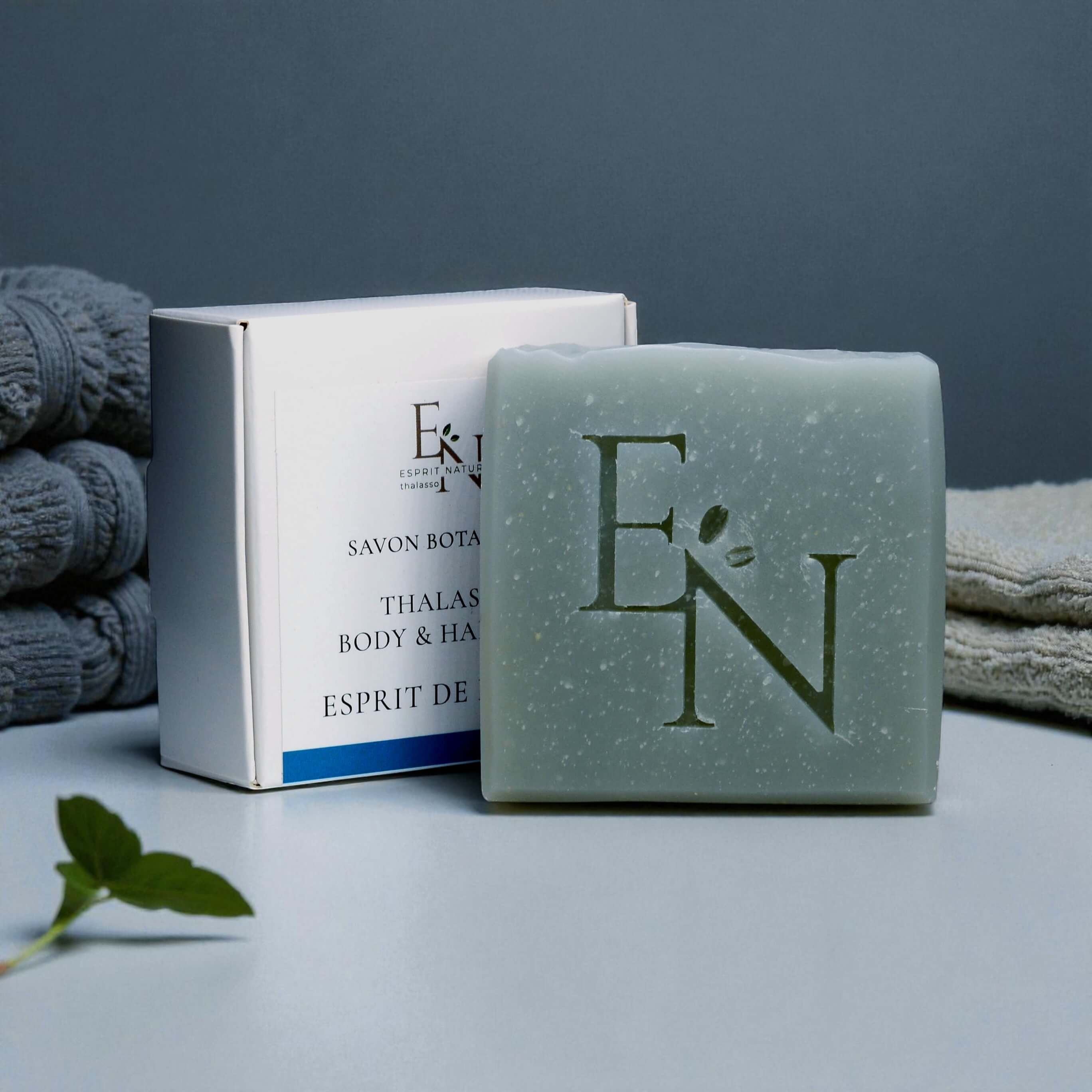 Esprit de la Mer Thalasso Seife und Verpackung im stilvollen Badezimmer-Setting – maritime, mineralstoffreiche Body & Hair Bar