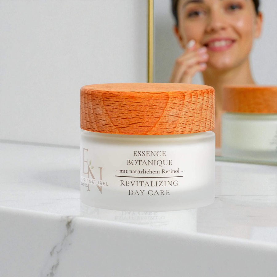 Frau trägt Essence Botanique Revitalizing Day Care auf – natürliche Anti-Aging-Pflege mit pflanzlichem Retinol.