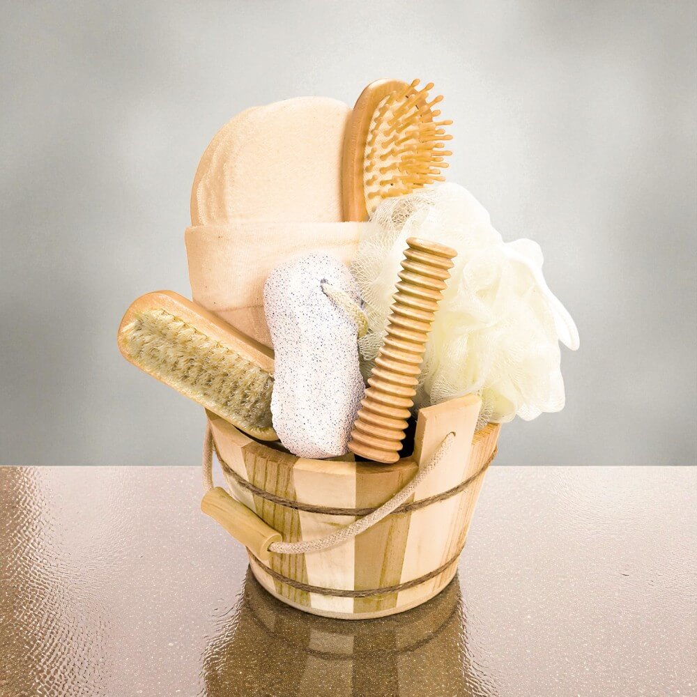 Wellness-Set im Holzbottich in Saunaumgebung – natürliches Pflegezubehör für Spa &amp; Entspannung