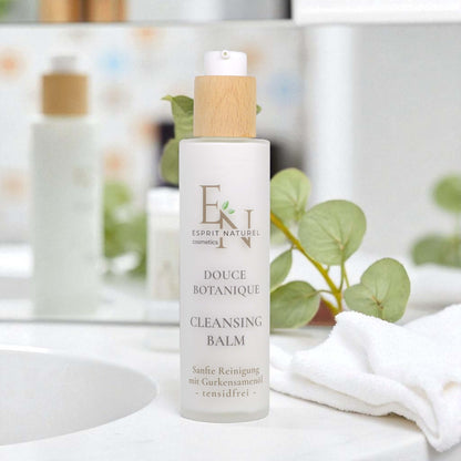 Esprit Naturel Cleansing Balm in Badezimmer-Setting mit Spiegel und weißen Handtüchern – stilvolle Naturkosmetik mit elegantem Design