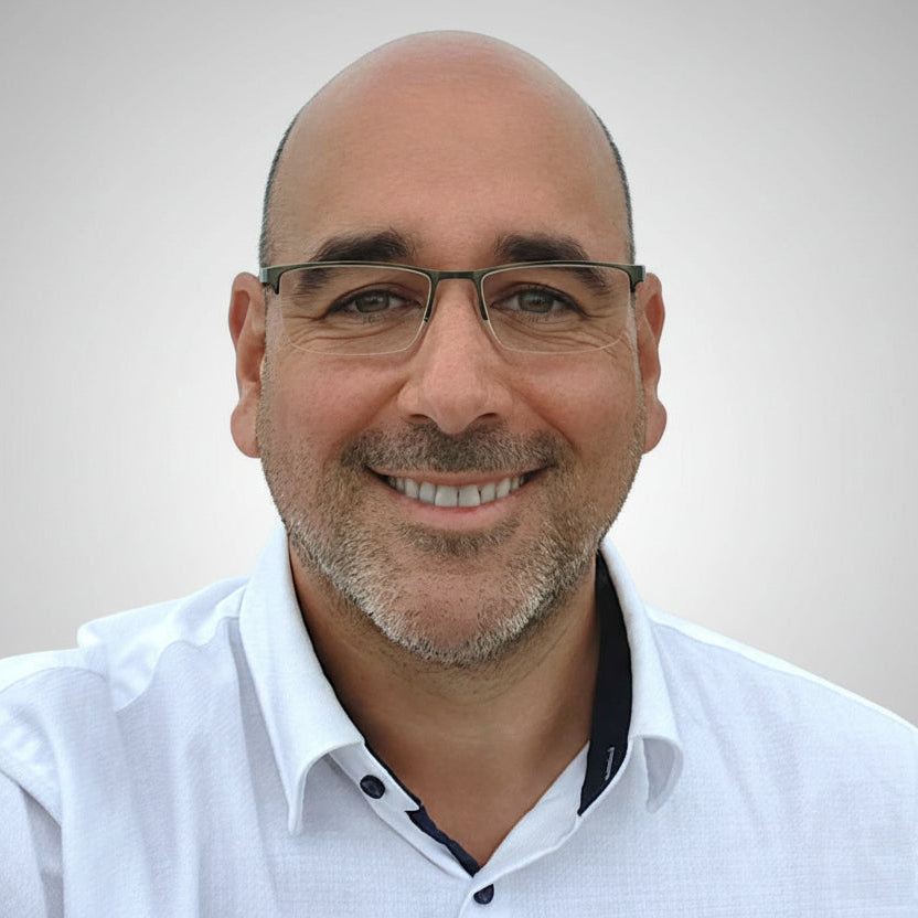 Jan-Eric Ensslin, Gründer von Esprit Naturel, vor tropisch-grünem Hintergrund – engagiert für palmölfreie, vegane Naturkosmetik