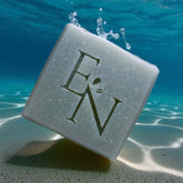 Esprit de la Mer Thalasso Seife unter Wasser mit Lichtreflexen – inspiriert von Meeresmineralien, kühlend und erfrischend