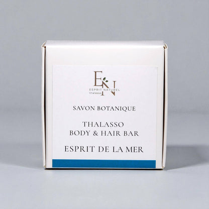 Esprit de la Mer Thalasso Body &amp; Hair Bar in weißer Verpackung mit blauem Akzent – vegane, palmölfreie Naturseife für Körper und Haare.