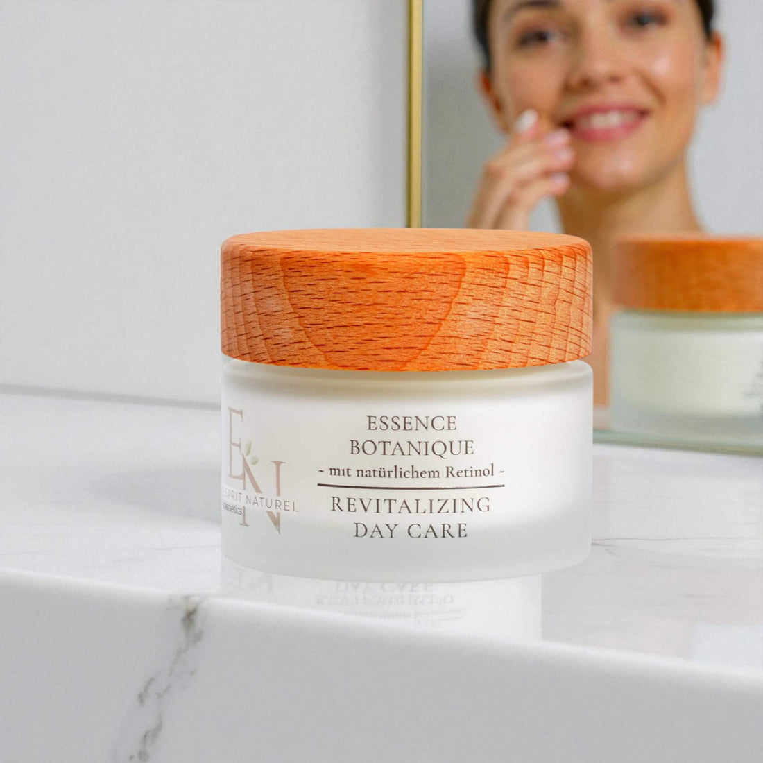 Frau trägt Essence Botanique Revitalizing Day Care auf – natürliche Anti-Aging-Pflege mit pflanzlichem Retinol.