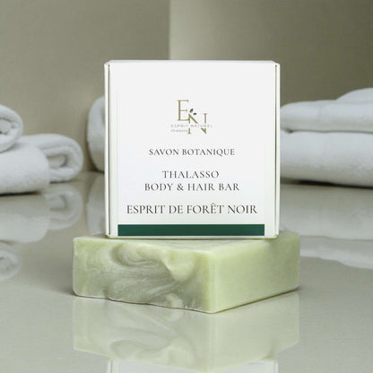Esprit de Forêt Noir Thalasso Body &amp; Hair Bar im Badezimmer, hochwertige Naturseife für Körper und Haare