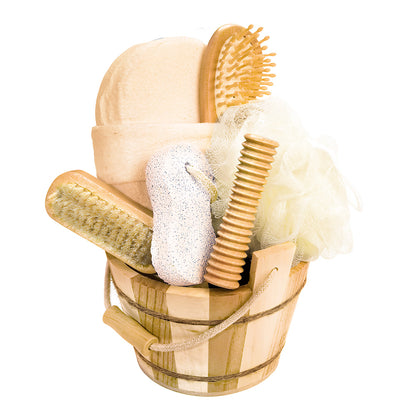 Wellness-Set im Holzbottich – 7-teiliges Naturpflege-Set mit Bürsten, Schwamm &amp; Peelingstein auf hellem Hintergrund.